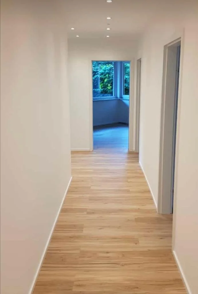 Flur mit neuem Bodenbelag
