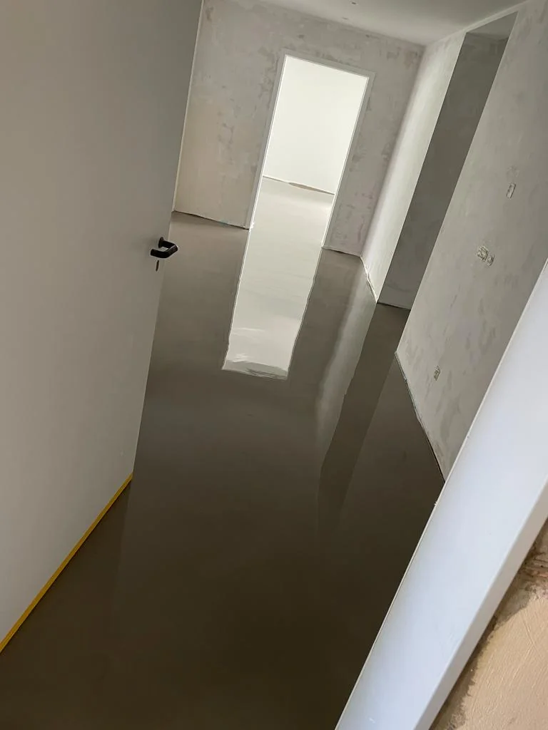 Dunkle glänzende Bodenfläche im Flur