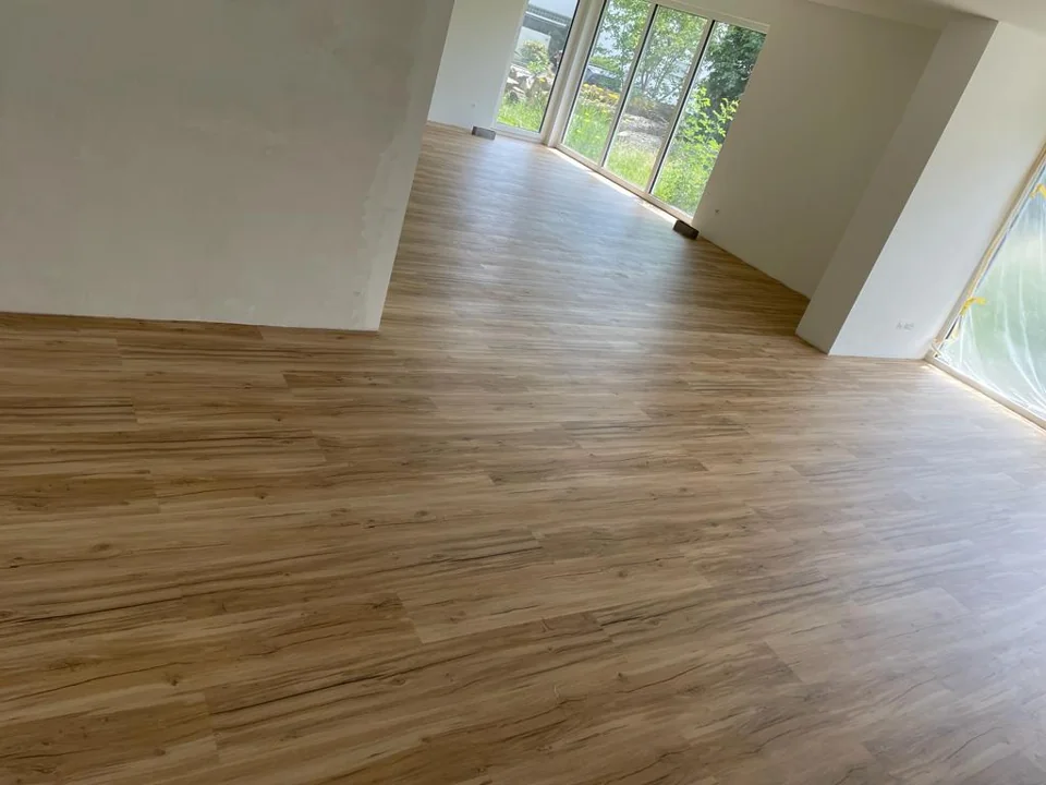 Heller Innenraum mit einem Boden in Holzoptik aus der Donex Galerie
