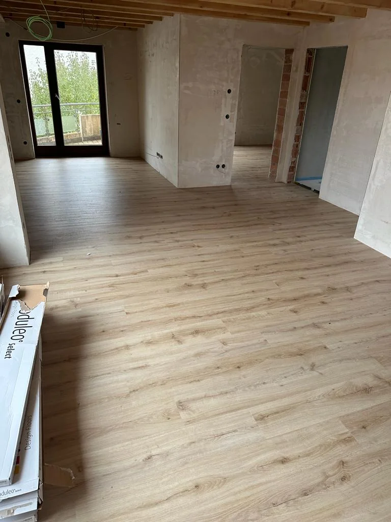 Boden in Holzoptik in einem hellen Zimmer