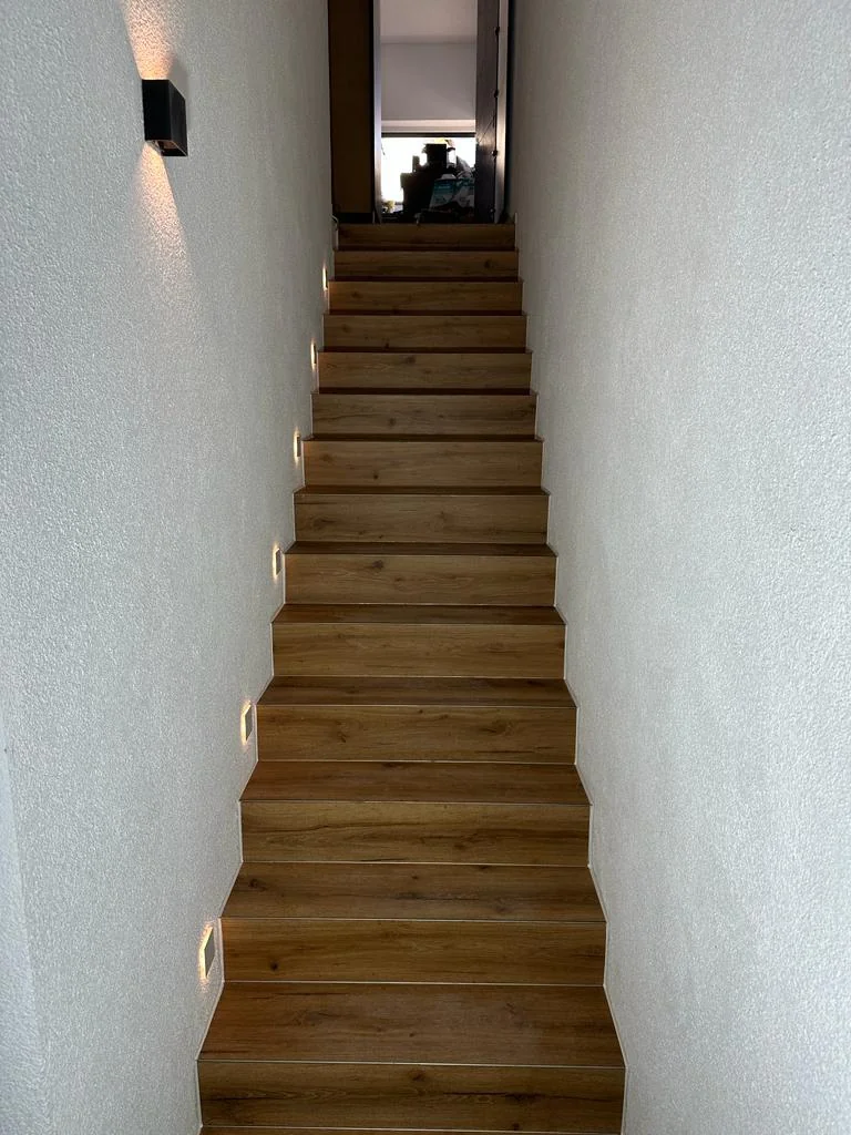 Treppenlauf mit neuen Bodenoberflächen