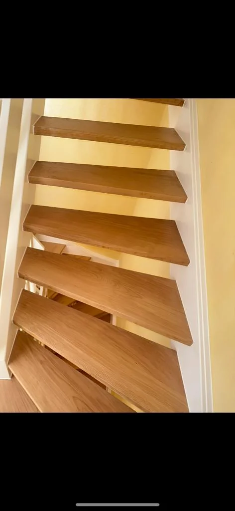 Holzfarbene Treppe aus der Donex Galerie